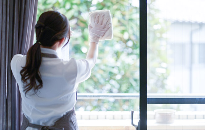 窓ふきをしている女性スタッフ