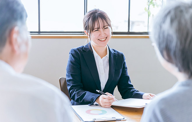 笑顔で打ち合わせをしている女性スタッフ